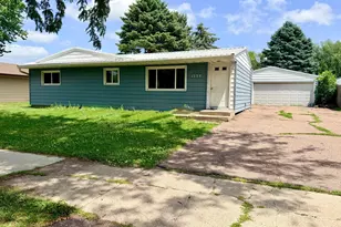 1738 Skyline Dr, Worthington, MN 56187 - Photo 2