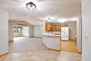 2102 Oak Tree Ln, Austin, MN 55912 - Photo 10