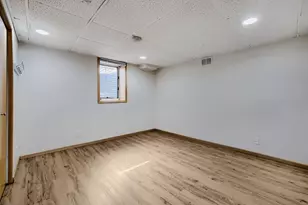 900 W 84th St, Bloomington, MN 55420 - Photo 10