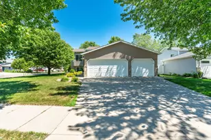 624 29th St N, Moorhead, MN 56560 - Photo 2
