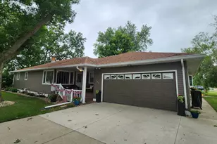505 9th St SW, Pipestone, MN 56164 - Photo 1