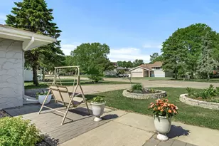 13994 Holyoke Ct, Apple Valley, MN 55124 - Photo 2