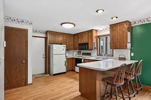 2697 Jessica Ct, Little Canada, MN 55117 - Photo 2