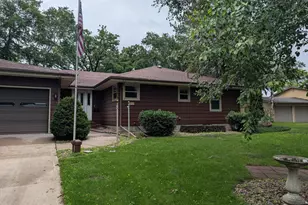 2113 Country Club Dr NE, Willmar, MN 56201 - Photo 2