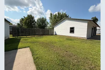 400 Walnut Street SW, Sleepy Eye, MN 56085 - Photo 8