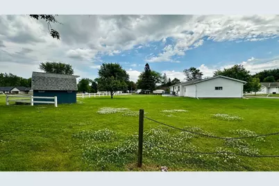 800 Montana Avenue, Benson, MN 56215 - Photo 10