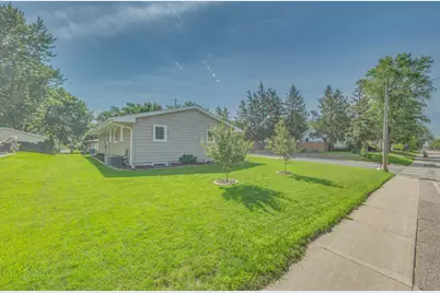 7840 Winsdale Street N, Golden Valley, MN 55427 - Photo 6