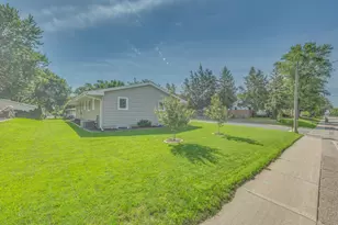 7840 Winsdale Street N, Golden Valley, MN 55427 - Photo 6