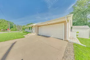 7840 Winsdale Street N, Golden Valley, MN 55427 - Photo 2