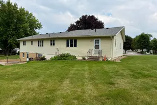 1111 Elm Cove, Luverne, MN 56156 - Photo 4