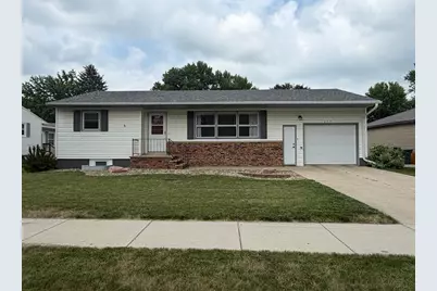 209 E Barck Avenue, Luverne, MN 56156 - Photo 1