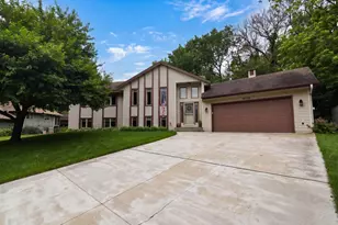 19135 Maple Leaf Dr, Eden Prairie, MN 55346 - Photo 2