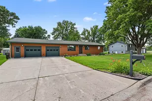 804 6th Ave SE, Pipestone, MN 56164 - Photo 2