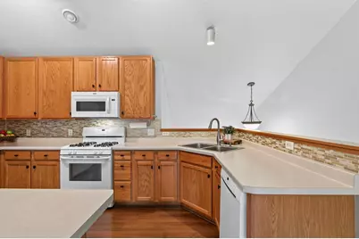 8002 Stratford Circle S, Shakopee, MN 55379 - Photo 8