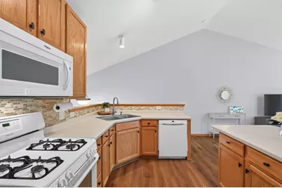 8002 Stratford Circle S, Shakopee, MN 55379 - Photo 6