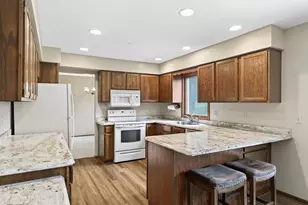 3016 Lakewood Dr N, Maplewood, MN 55109 - Photo 10