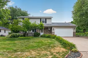 3016 Lakewood Dr N, Maplewood, MN 55109 - Photo 1
