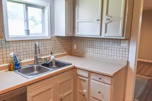606 Kendall Ave S, Thief River Falls, MN 56701 - Photo 16
