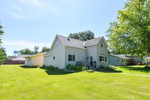 606 Kendall Ave S, Thief River Falls, MN 56701 - Photo 2