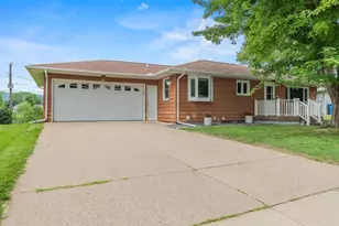 317 Emherst St, Winona, MN 55987 - Photo 2
