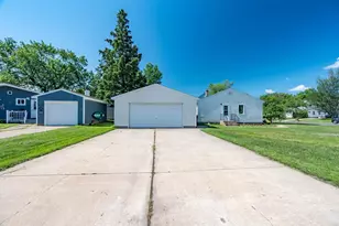 2714 Diane Ln, Hibbing, MN 55746 - Photo 4