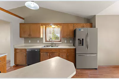 5785 Yucca Lane N, Plymouth, MN 55446 - Photo 2