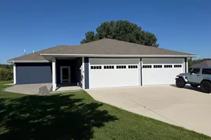1740 Bay Oaks Dr, Albert Lea, MN 56007 - Photo 2