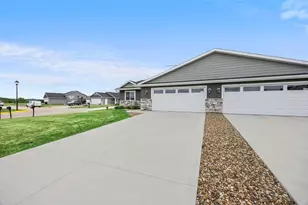 885 Tall Grass Ct, Wanamingo, MN 55983 - Photo 4
