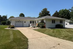 505 Central Ln, Luverne, MN 56156 - Photo 2