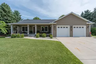 809 Spruce Pl, Saint Peter, MN 56082 - Photo 1