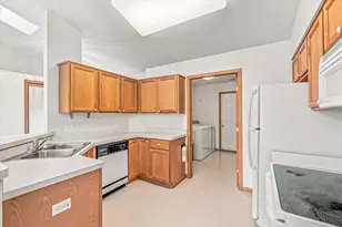 7588 Ojibway Park Bay, Woodbury, MN 55125 - Photo 4
