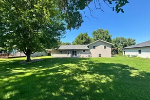 812 E Oak St, Redwood Falls, MN 56283 - Photo 2