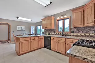 987 Demont Ave E, Maplewood, MN 55109 - Photo 10