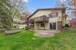 907 Heritage Ct W, Vadnais Heights, MN 55127 - Photo 2