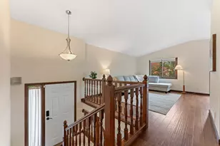 907 Heritage Ct W, Vadnais Heights, MN 55127 - Photo 4