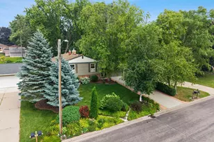 2824 Fernwood St, Roseville, MN 55113 - Photo 2