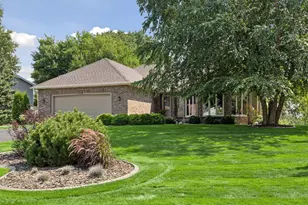 314 Wedgewood Dr, Mahtomedi, MN 55115 - Photo 2