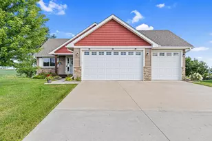 914 Prestwick Dr, Belle Plaine, MN 56011 - Photo 2