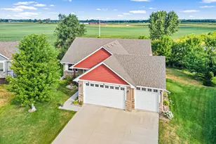 914 Prestwick Dr, Belle Plaine, MN 56011 - Photo 1