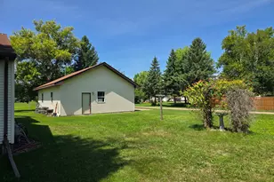 604 E Willow Ave, Olivia, MN 56277 - Photo 10