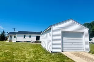 610 E 2nd St, Graceville, MN 56240 - Photo 2