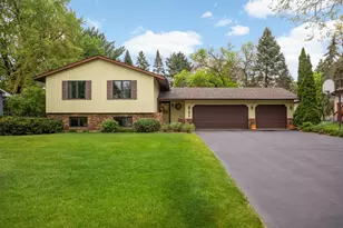 654 Tanglewood Dr, Shoreview, MN 55126 - Photo 2