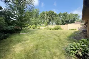 4497 S Oak Leaf Ct, Vadnais Heights, MN 55127 - Photo 2