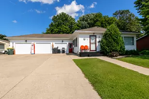 10 Buck Ave NE, Madelia, MN 56062 - Photo 2