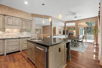 8975 Hunters Way, Apple Valley, MN 55124 - Photo 10