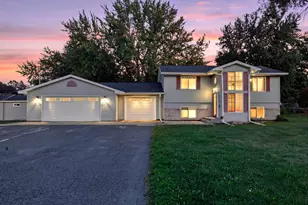 720 W 2nd St, Rush City, MN 55069 - Photo 1