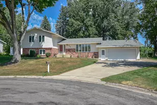 944 Longview Dr, Saint Cloud, MN 56304 - Photo 1