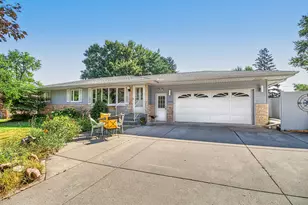 2842 Marion St, Roseville, MN 55113 - Photo 2