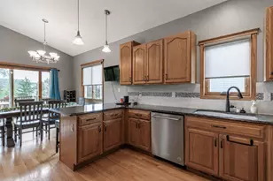 109 Cougar Dr, Mankato, MN 56001 - Photo 4