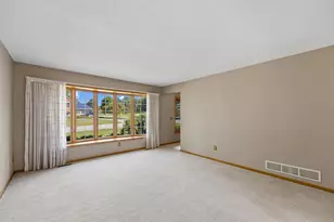 8020 Hidden Ct, Chanhassen, MN 55317 - Photo 4